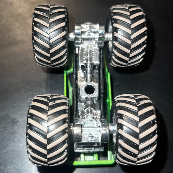 Monster Jam Truck “Bad News Travels Fast” with Mud Tread Tires and Flag - Picture 5 of 5